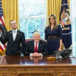 La historia tras la fotografía de Nikos Giannopoulos con Trump: «el abanico representa la autoaceptación, el ser descaradamente yo mismo»