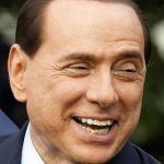 Berlusconi «bromea» sobre los gays ante los jóvenes de su partido