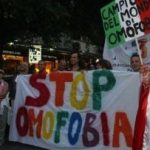 Empleada de banca dirige graves insultos homófobos a una pareja de clientes gays en Palermo