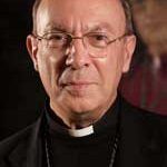 El homófobo arzobispo de Malinas-Bruselas recibe cuatro «tartazos» en una conferencia