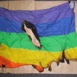 Colocan un bandera arco iris quemada a la puerta de un centro LGTB de Nueva York