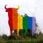 El único toro de Osborne de Mallorca amanece adornado con los colores de la bandera LGTB