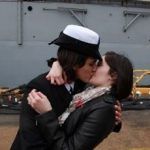 Pareja de militares lesbianas se da el «primer beso» tras concluir misión naval en alta mar