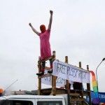 El alcalde de Reikiavik lució vestido rosa en el Orgullo de su ciudad en apoyo a las Pussy Riot