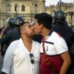 Perú: activistas LGTB pudieron por fin besarse en la Plaza de Armas de Lima