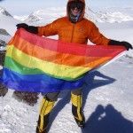 Por primera vez un gay reconocido corona el Everest y lo dedica a los adolescentes LGTB discriminados