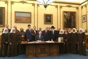 Mike Pence firma ley discriminatoria Indiana