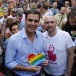 El concejal del distrito Centro y el líder socialista, Pedro Sánchez, por primera vez en el pregón del Orgullo madrileño 