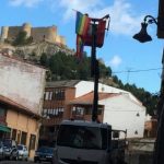 Un Ayuntamiento de Palencia, gobernado por el PP, ordena retirar con un camión grúa una bandera arcoíris de una ventana del consistorio