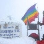 La bandera arcoíris ondea en la cumbre más alta de Uganda