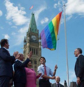 Bandera arcoiris en el Parlamento de Canada 2