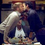 Un anuncio en el que aparecen dos hombres besándose causa polémica en Sudáfrica