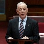 Un senador australiano asegura que aprobar el matrimonio igualitario llevará a legalizar los tríos