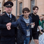 Detenida una pareja gay rusa tras intentar poner un cartel en la embajada estadounidense en Moscú con el mensaje «Love wins»