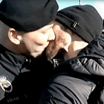 Un beso de bienvenida a un marinero canadiense