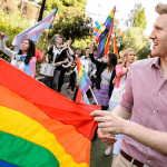 Un joven político australiano alienta a no dejarse intimidar tras ver sus carteles electorales manchados con insultos homófobos