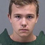 El FBI detiene a un joven que guardaba en su casa un arsenal de armas y que, entre otras amenazas, insinuó en sus redes que atacaría un bar gay