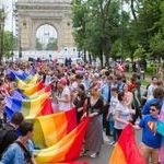 Más de 2.500 personas participan en el Orgullo LGTB de Bucarest mientras un grupúsculo de extrema derecha se contramanifiesta