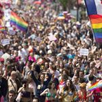 Londres y París defienden el matrimonio igualitario en dos Orgullos multitudinarios