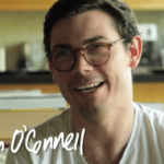 Ryan O’Connell visibiliza con humor su propia realidad de hombre gay con una discapacidad