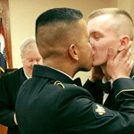 Las redes sociales se rinden ante el beso de dos soldados estadounidenses recién casados
