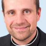 El obispo de Solsona no solo no se disculpa con los gais (solo con sus padres) sino que reafirma desafiante sus posturas