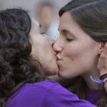 Lambda convoca una besada en Valencia como respuesta a la agresión a dos mujeres que se daban un beso en el barrio de Patraix