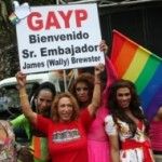 El embajador estadounidense en República Dominicana resiste el embate homófobo y graba un mensaje con motivo del Orgullo