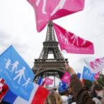 Miles de personas se manifiestan en Francia contra el matrimonio igualitario