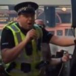 Un policía de Glasgow acude a un local gay por una disputa… y acaba cantando en el karaoke «I Will Survive»